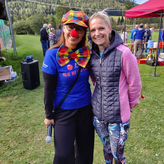 Bild enthält, Grass, Park, Pants, Person, Portrait, Shelter, Adult, Female, Woman, Speaker