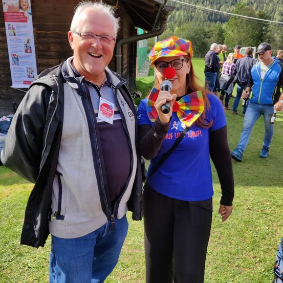 Bild enthält, Pants, Person, Portrait, Shoe, Microphone, Glasses, Adult, Female, Woman, Jeans