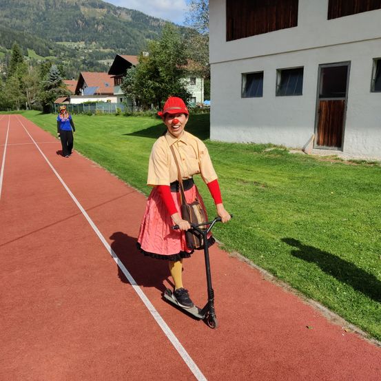 Bild enthält, E-scooter, Vehicle, Person, Walking, Grass, Hat, Shoe, Bicycle