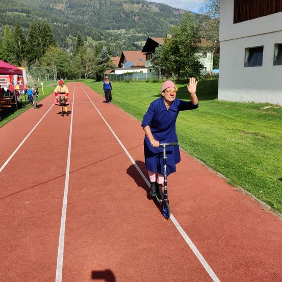Bild enthält, E-scooter, Shelter, Person, Helmet, Glasses, Shoe, Hat, Grass, Adult, Man