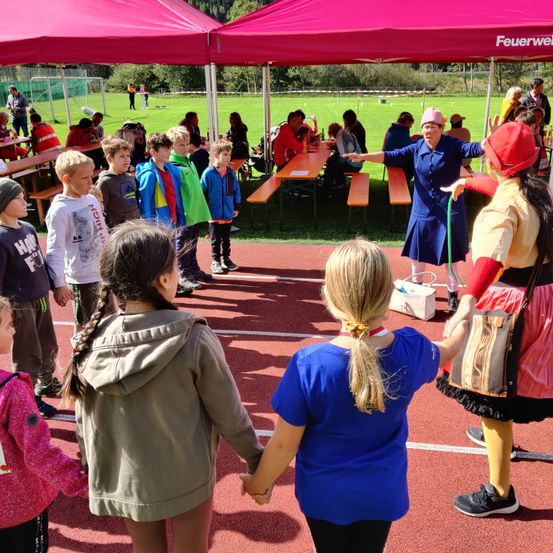 Bild enthält, Skirt, Handbag, Person, Child, Female, Girl, Shoe, Poster, Adult, Woman