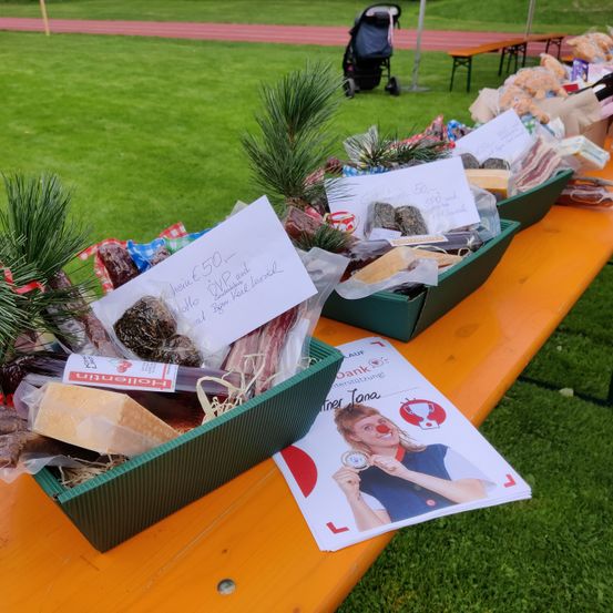 Bild enthält, Shoe, Person, Potted Plant, Flower Arrangement, Grass, Adult, Female, Woman, Flower Bouquet, Bicycle