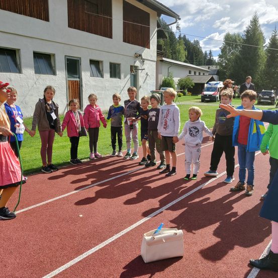 Bild enthält, People, Person, Shoe, Walking, Handbag, Boy, Child, Male, Hat, Woman