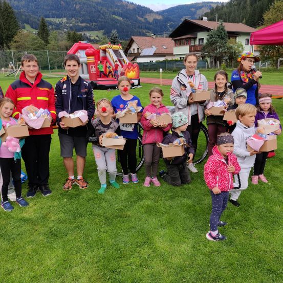 Bild enthält, Grass, Park, Shelter, Person, Photography, Portrait, People, Tree, Male, Teen