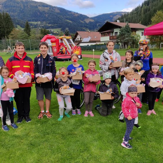 Bild enthält, Shelter, Grass, Park, People, Person, Portrait, Shoe, Tree, Adult, Man