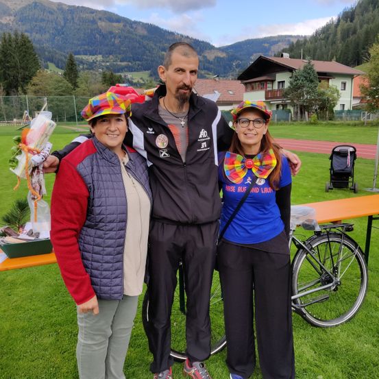 Bild enthält, Necklace, Glasses, Person, Shoe, Grass, Hat, Adult, Female, Woman, Handbag