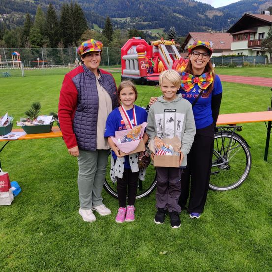 Bild enthält, Grass, Park, Photography, Portrait, Shelter, Summer, People, Backyard, Shoe, Handbag