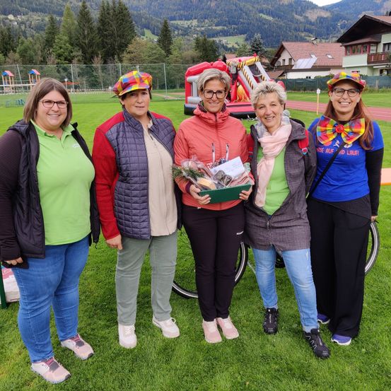 Bild enthält, Grass, Park, Pants, Photography, Portrait, People, Shoe, Lawn, Shelter, Flower Arrangement