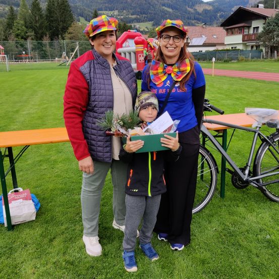 Bild enthält, Grass, Park, Shelter, Person, Photography, Portrait, Pants, Flower Arrangement, People, Shoe