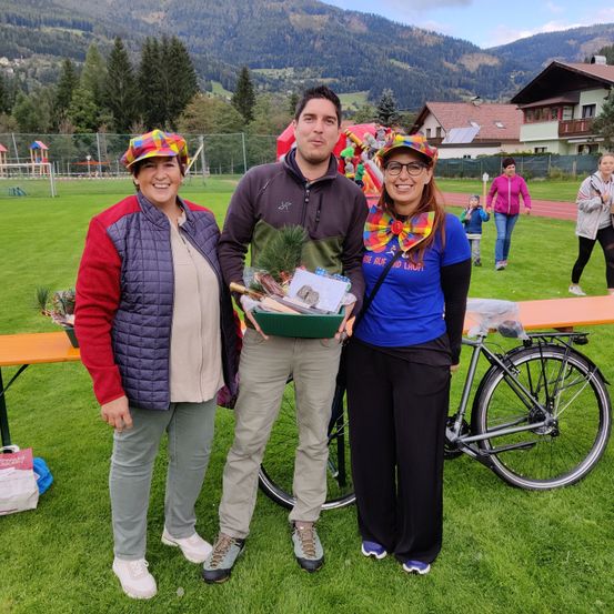 Bild enthält, Grass, Park, Shelter, Shoe, Person, Portrait, Pants, Adult, Female, Woman