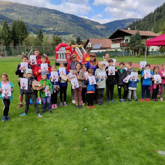 Bild enthält, Grass, Park, People, Person, Shelter, Tree, Shoe, Boy, Child, Male