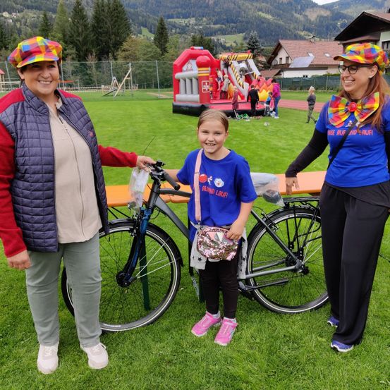 Bild enthält, Grass, Park, Shoe, Child, Female, Girl, Person, Adult, Woman, Man
