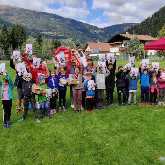 Bild enthält, Grass, Park, People, Person, Tree, Shoe, Boy, Child, Male, Tent