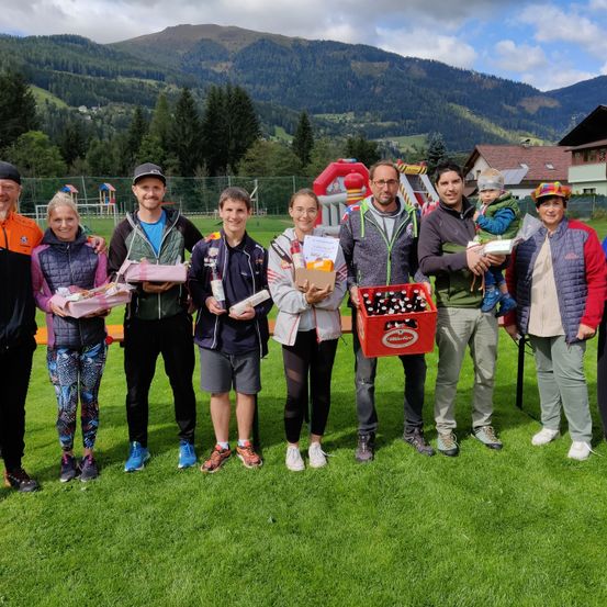 Bild enthält, Grass, People, Person, Adult, Female, Woman, Shoe, Hat, Male, Teen