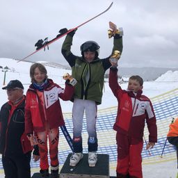 Bild enthält, Spear, Nature, Outdoors, Peak, Coat, Jacket, Head, Person, Face, Portrait