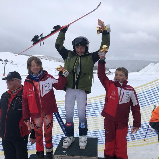 Bild enthält, Spear, Nature, Outdoors, Peak, Coat, Jacket, Head, Person, Face, Portrait