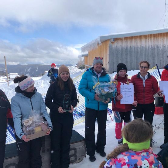 Bild enthält, Adult, Male, Man, Person, Child, Female, Girl, Glasses, Outdoors, Shelter