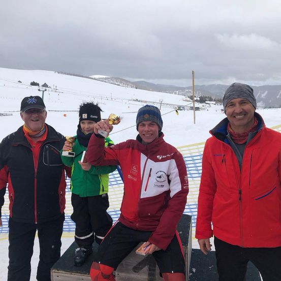 Bild enthält, Coat, Jacket, Person, Photography, Portrait, Adult, Male, Man, Cap, Outdoors