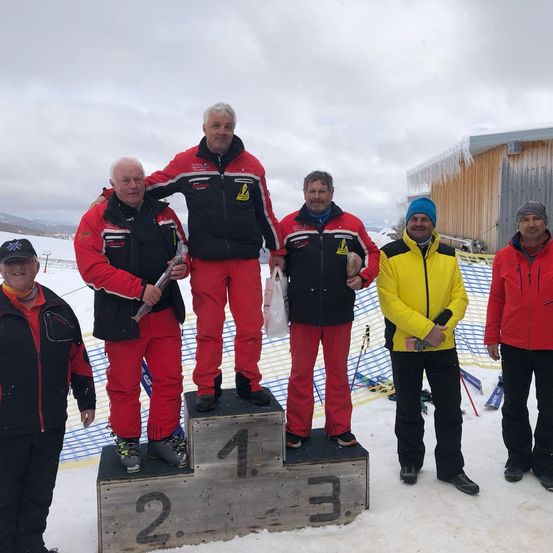 Bild enthält, Jacket, People, Person, Pants, Lifejacket, Adult, Male, Man, Handbag, Portrait