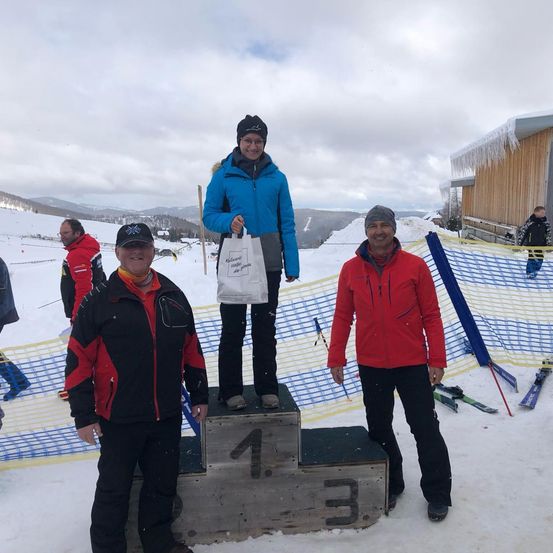 Bild enthält, Outdoors, Nature, Shelter, Pants, Person, Portrait, Handbag, Jacket, Piste, Man