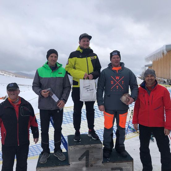 Bild enthält, Groupshot, Person, People, Handbag, Hoodie, Pants, Adult, Male, Man, Shelter