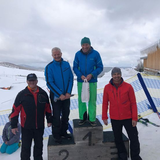 Bild enthält, Outdoors, Shelter, Pants, Person, Portrait, Coat, Jacket, Adult, Male, Man