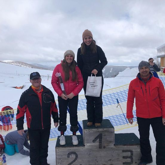 Bild enthält, Pants, Person, Portrait, Outdoors, Shelter, Jacket, Piste, People, Handbag, Man