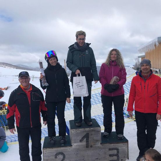 Bild enthält, Coat, Jacket, Pants, Person, Portrait, Shelter, Glove, Adult, Male, Man