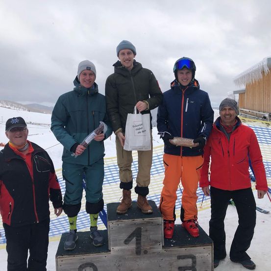 Bild enthält, Coat, Jacket, Pants, Person, Photography, Portrait, Shelter, People, Handbag, Man