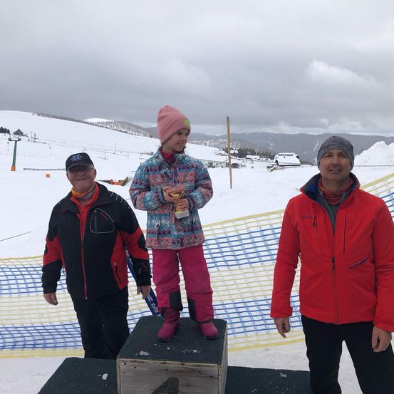 Bild enthält, Coat, Jacket, Person, Photography, Portrait, Pants, Shelter, Peak, Adult, Man