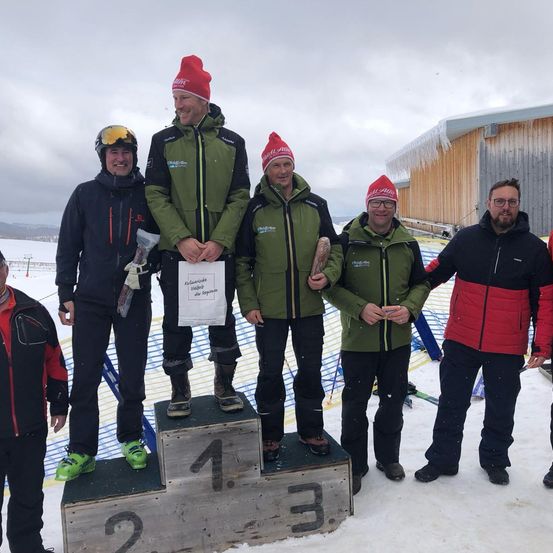 Bild enthält, Coat, Jacket, Shelter, Pants, Person, Portrait, Adult, Male, Man, Hat