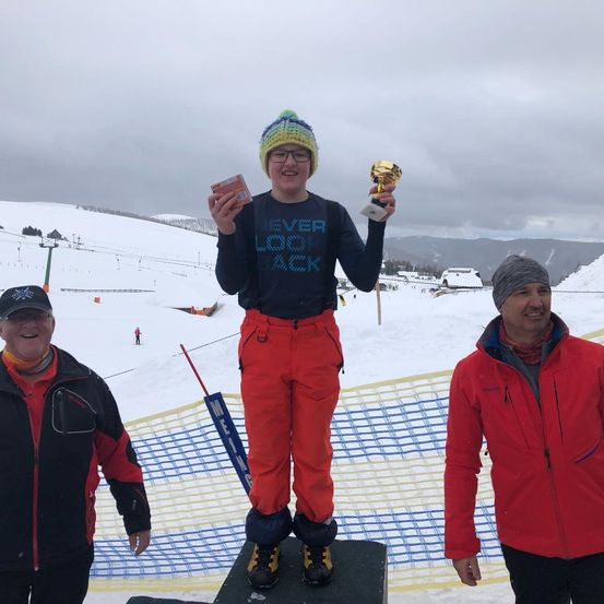 Bild enthält, Coat, Jacket, Person, Portrait, Outdoors, Nature, Adult, Male, Man, Peak
