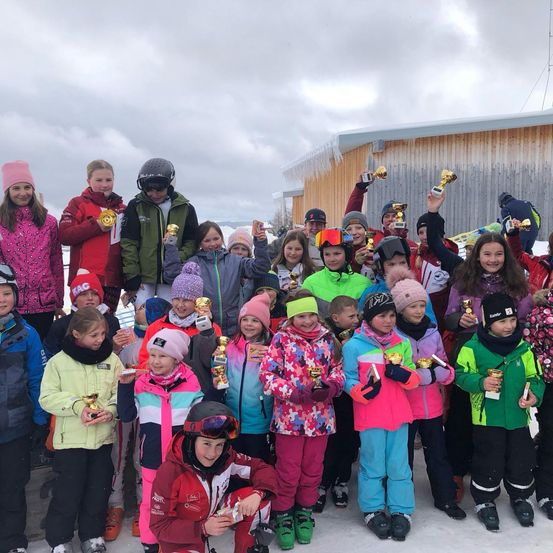 Bild enthält, Outdoors, Shelter, People, Person, Adult, Female, Woman, Coat, Jacket, Portrait