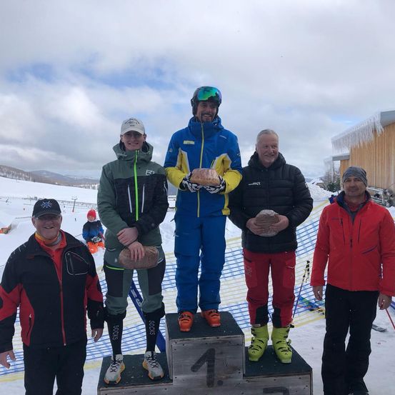 Bild enthält, Pants, Adult, Female, Person, Woman, Glove, Male, Man, Outdoors, Nature