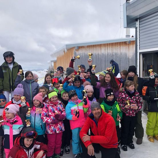 Bild enthält, People, Person, Shelter, Coat, Jacket, Adult, Female, Woman, Male, Man