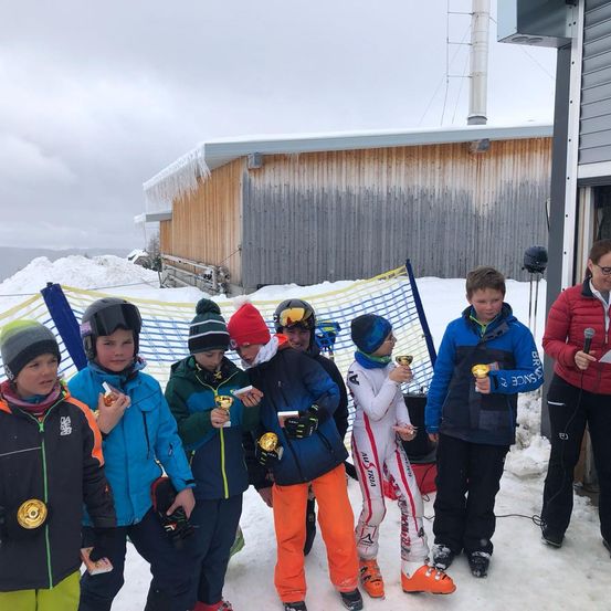 Bild enthält, Outdoors, Shelter, Adult, Male, Man, Person, Boy, Child, Glasses, Coat