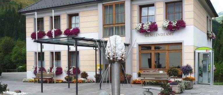 Bild enthält, Building, House, Housing, Villa, Potted Plant, Porch, Cottage, Patio, Flower, Water