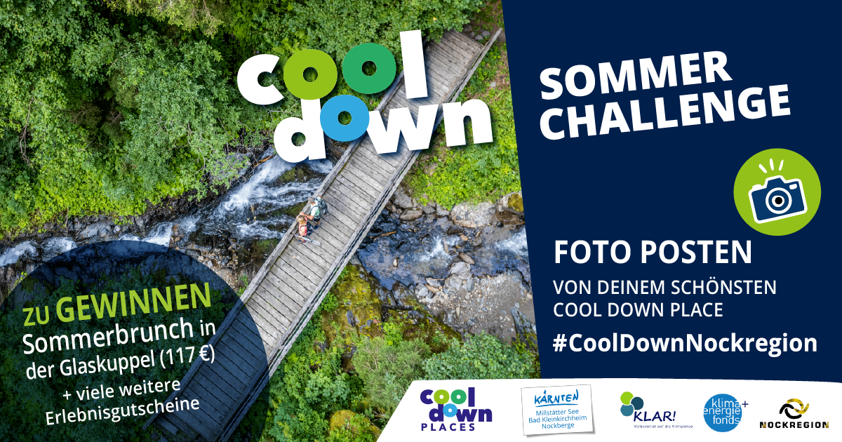 Eine Vogelperspektive einer Person auf einer Holzbrücke über einem Bach mit üppiger Vegetation, die die Cool Down Challenge mit einem Hashtag bewirbt.