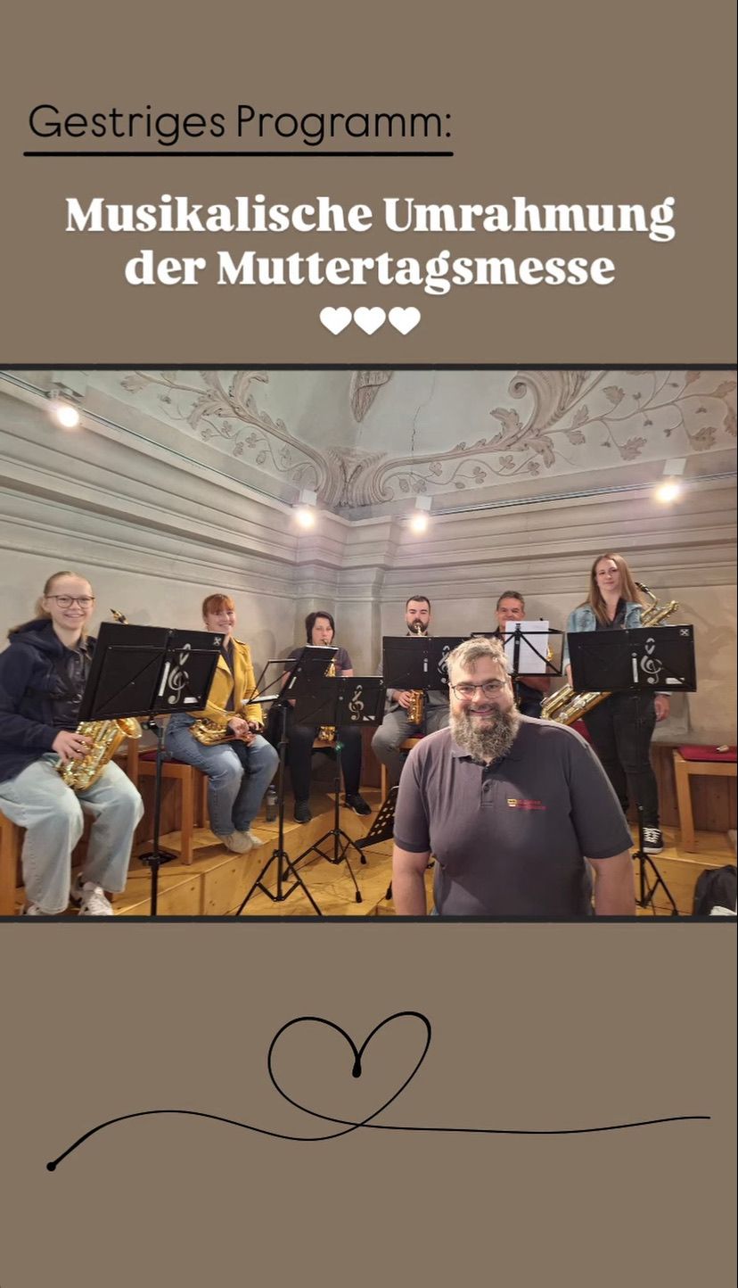 Eine Gruppe von Musikern, einschließlich Saxophon- und Trompetenspielern, posiert für ein Foto in einem Raum mit dekorativen Wänden und einer Holzbank. Sie halten ihre Instrumente, und der Text lautet 'Muttertagsmesse'.