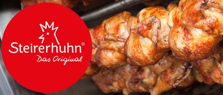 Nahaufnahme von gebratenem Huhn auf einem Grill mit einem Logo für 'Mr. Huhn Original' sichtbar.