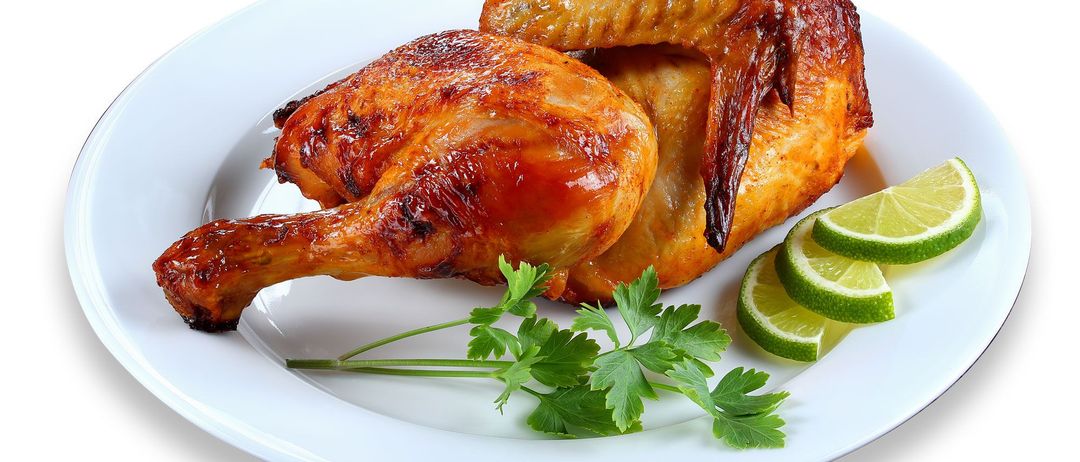 Bild enthält, Plate, Herbs, Meal, Food Presentation, Roast, Pork, Citrus Fruit, Fruit, Animal, Bird