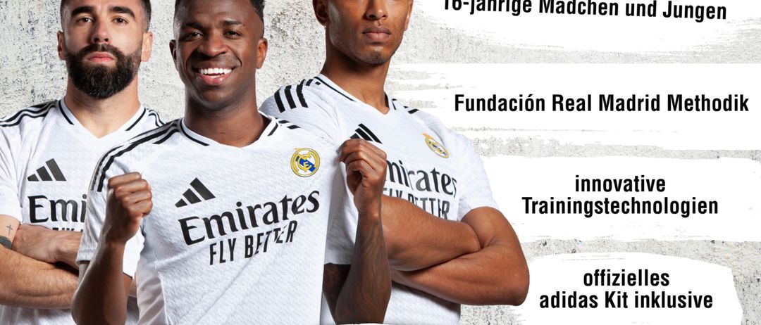 Plakat für das Königliche Fußballcamp in Wimpassing, das drei Fußballspieler in weißen Trikots zeigt. Das Event wird von Real Madrid Clinic organisiert und findet vom 26.10. bis 30.10.2026 statt.