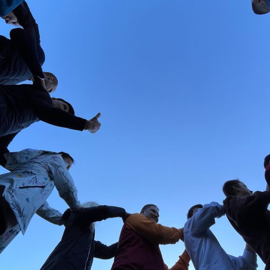 Bild enthält, People, Person, Adult, Male, Man, Baby, Fighting, Celebrating, Pants, Face