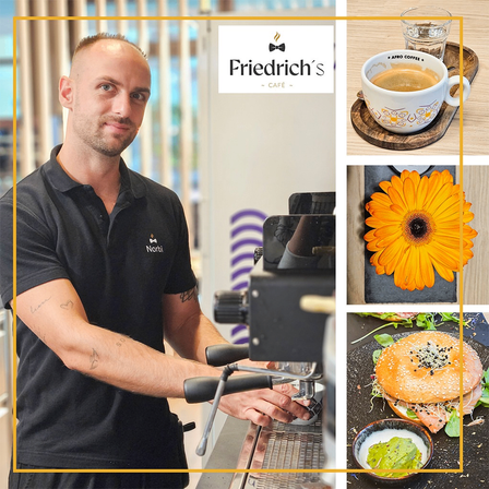 Ein Mann in einem schwarzen Poloshirt steht hinter einer Kaffeemaschine, neben einem Kaffeebecher, einer Blume und einem Sandwich.