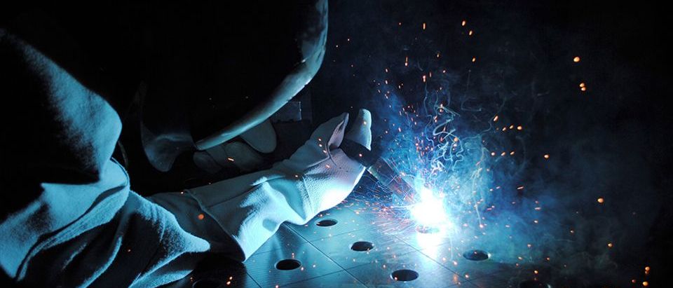 Bild enthält, Adult, Male, Man, Person, Metalworking, Welding