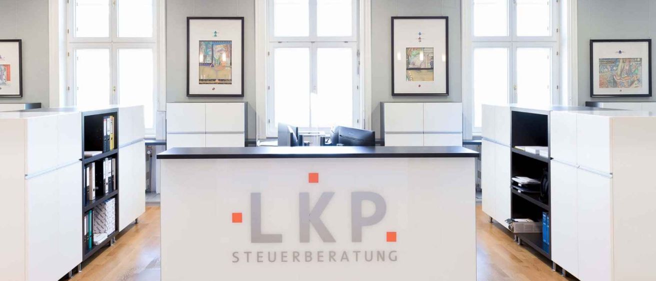 Bild enthält, Indoors, Interior Design, Kitchen, Floor, Building, Housing, House, Loft, Room, Monitor