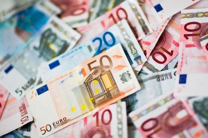 Ein Haufen verschiedener Euro-Banknoten, darunter 5, 10, 20 und 50 Euro Scheine, verstreut auf einer Oberfläche.