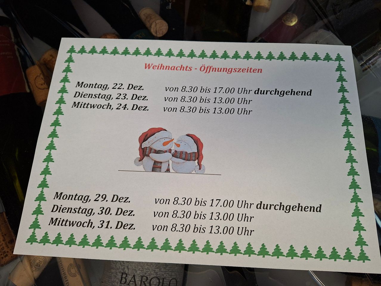 Ein Weihnachtsöffnungszeiten-Schild auf Deutsch. Es listet Öffnungszeiten für zwei Wochen auf, einschließlich Montag bis Mittwoch für die Woche vom 22. bis 24. Dezember und vom 29. bis 31. Dezember.