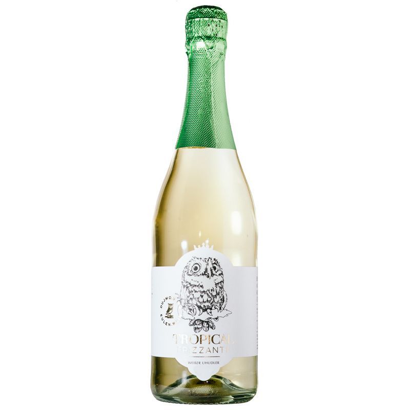 Eine Flasche Tropical Fizzant Wein mit grünem Verschluss. Das Etikett zeigt eine Zeichnung einer Eule.