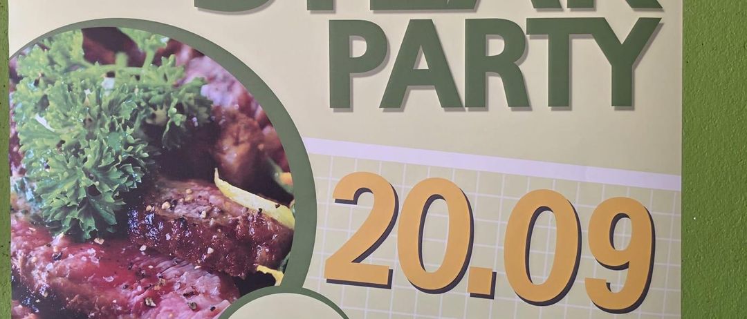 Plakat für die 22. Internationale Steak Party am 20. September mit einem Steakgericht mit Petersilie und einer Kontaktnummer für die Anmeldung.